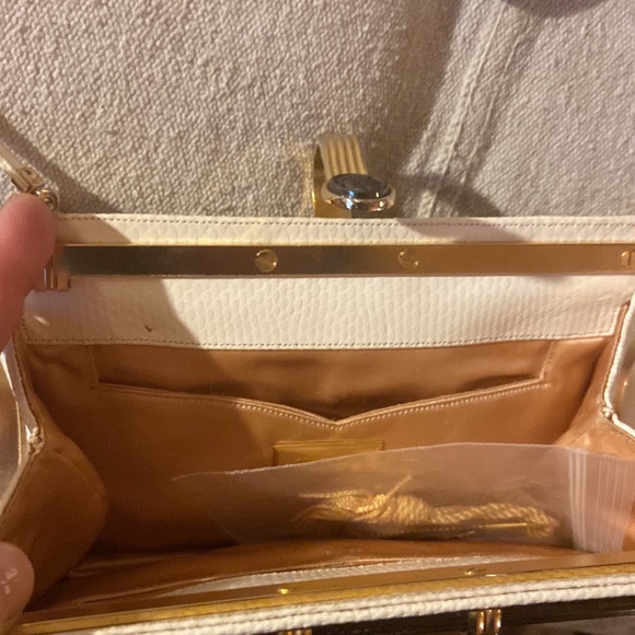 Judith Leiber Vintage Cream Lizard Handbag with cameo/jeweled closure - Picture 4 of 9